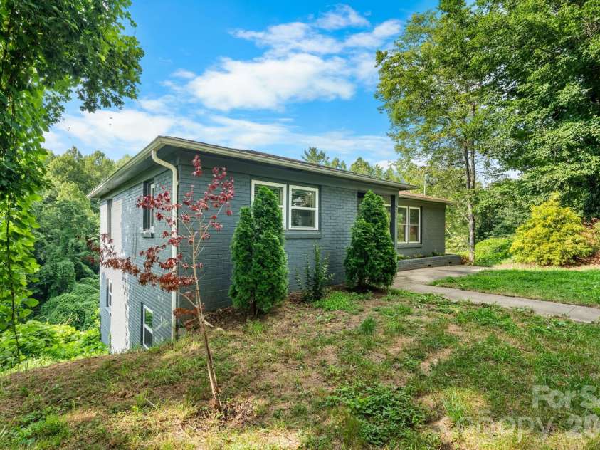 422 Arlington Circle, Lenoir, NC 28645.  MLS# CAR4397649, YatesRealty ID 35824. 