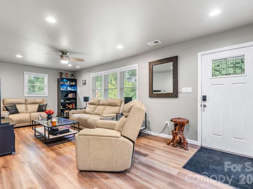 422 Arlington Circle, Lenoir, NC 28645.  MLS# CAR4397649, YatesRealty ID 35824. 