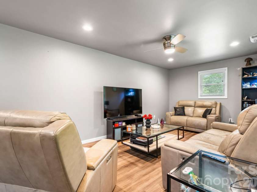422 Arlington Circle, Lenoir, NC 28645.  MLS# CAR4397649, YatesRealty ID 35824. 