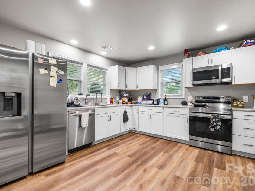 422 Arlington Circle, Lenoir, NC 28645.  MLS# CAR4397649, YatesRealty ID 35824. 