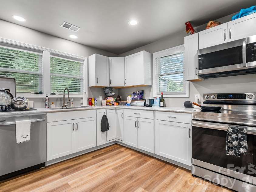 422 Arlington Circle, Lenoir, NC 28645.  MLS# CAR4397649, YatesRealty ID 35824. 