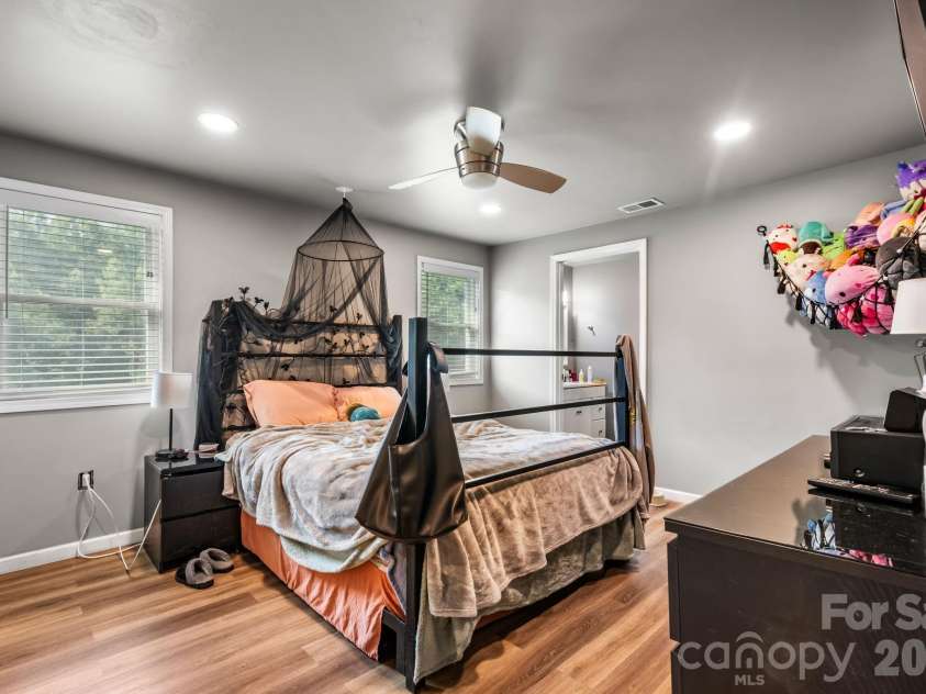 422 Arlington Circle, Lenoir, NC 28645.  MLS# CAR4397649, YatesRealty ID 35824. 