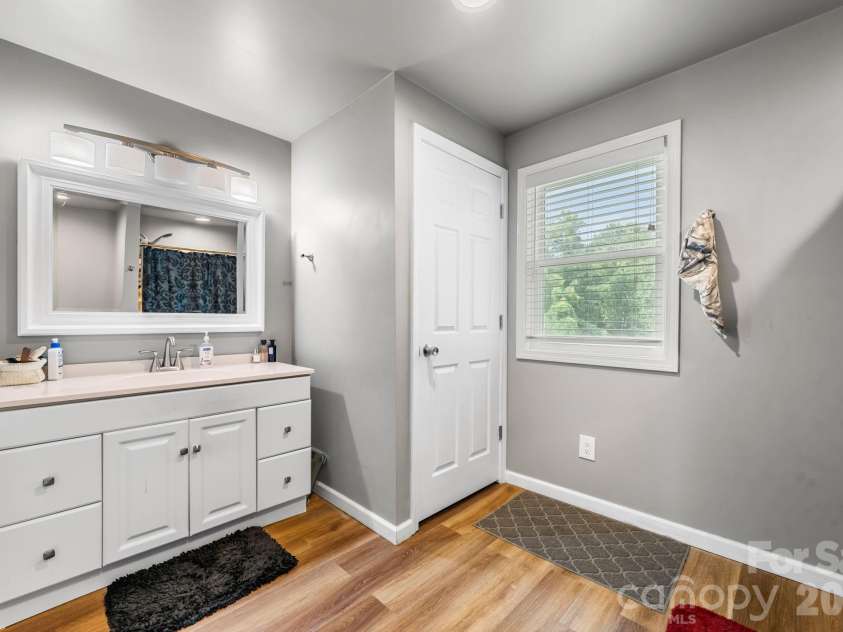 422 Arlington Circle, Lenoir, NC 28645.  MLS# CAR4397649, YatesRealty ID 35824. 