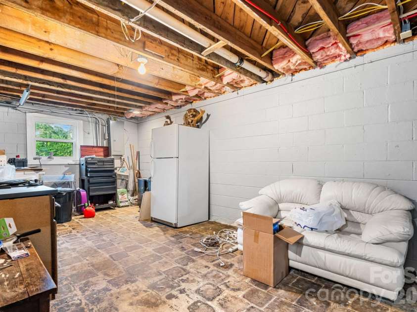 422 Arlington Circle, Lenoir, NC 28645.  MLS# CAR4397649, YatesRealty ID 35824. 