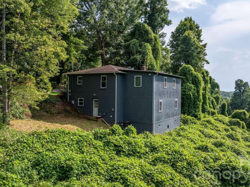 422 Arlington Circle, Lenoir, NC 28645.  MLS# CAR4397649, YatesRealty ID 35824. 