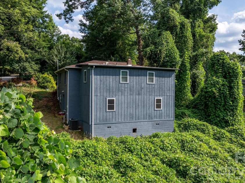 422 Arlington Circle, Lenoir, NC 28645.  MLS# CAR4397649, YatesRealty ID 35824. 