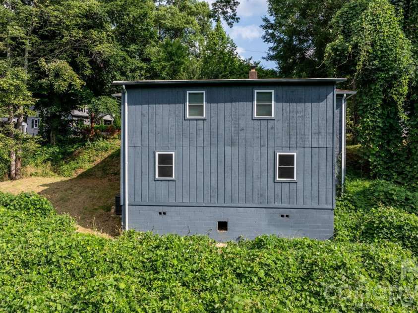 422 Arlington Circle, Lenoir, NC 28645.  MLS# CAR4397649, YatesRealty ID 35824. 