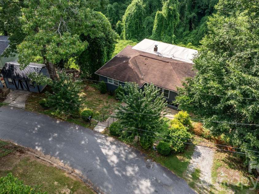 422 Arlington Circle, Lenoir, NC 28645.  MLS# CAR4397649, YatesRealty ID 35824. 