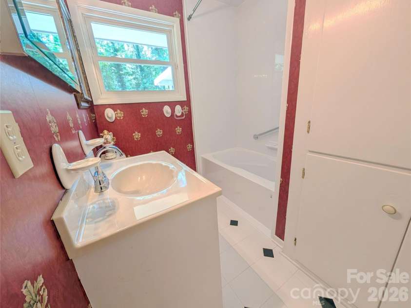 2 Lynwood Circle, York, SC 29745.  MLS# CAR4399487, YatesRealty ID 35825. Guest Bathroom-updated tub/shower insert