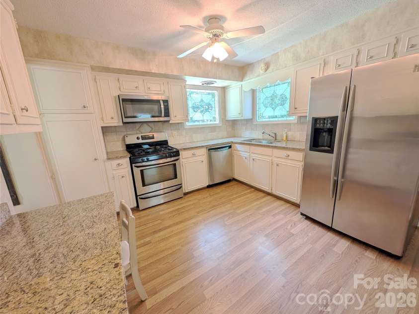 2 Lynwood Circle, York, SC 29745.  MLS# CAR4399487, YatesRealty ID 35825. Kitchen with granite counters