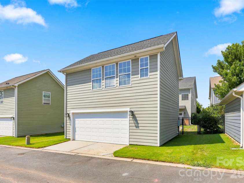 2104 Woodward Avenue, Charlotte, NC 28206.  MLS# CAR4392627, YatesRealty ID 35826. 