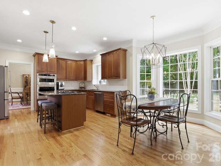 7011 Edenderry Drive, Charlotte, NC 28270.  MLS# CAR4397470, YatesRealty ID 35827. Bright kitchen windows
