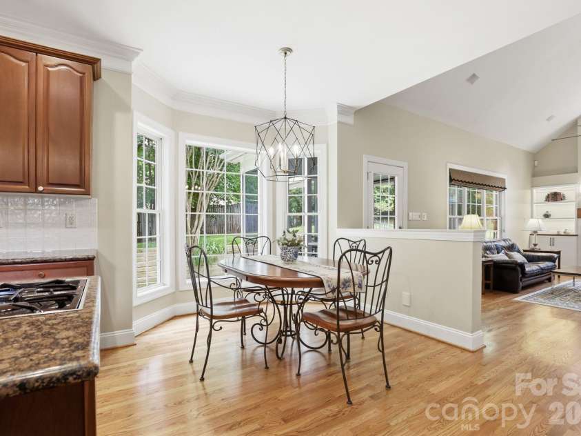 7011 Edenderry Drive, Charlotte, NC 28270.  MLS# CAR4397470, YatesRealty ID 35827. Eat-in kitchen