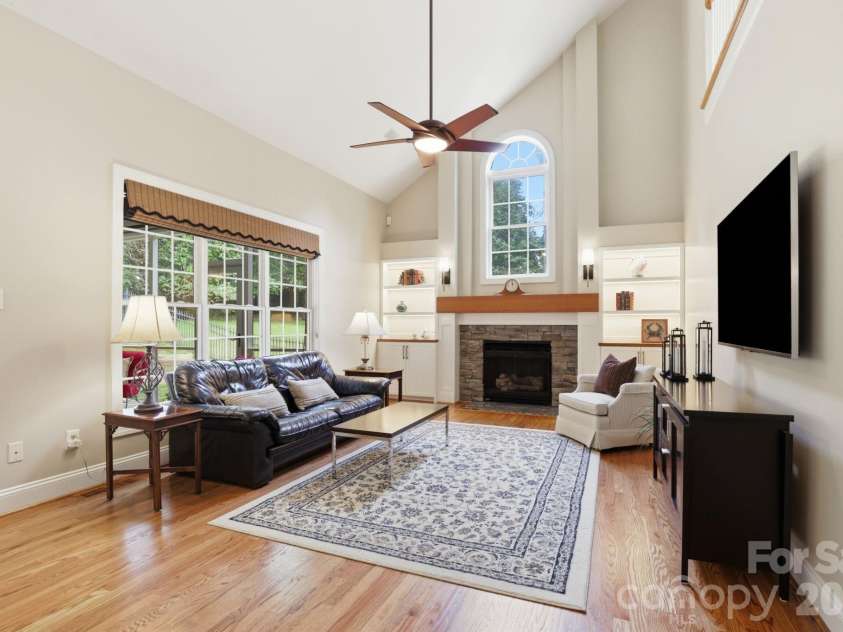 7011 Edenderry Drive, Charlotte, NC 28270.  MLS# CAR4397470, YatesRealty ID 35827. Great room with vaulted ceiling