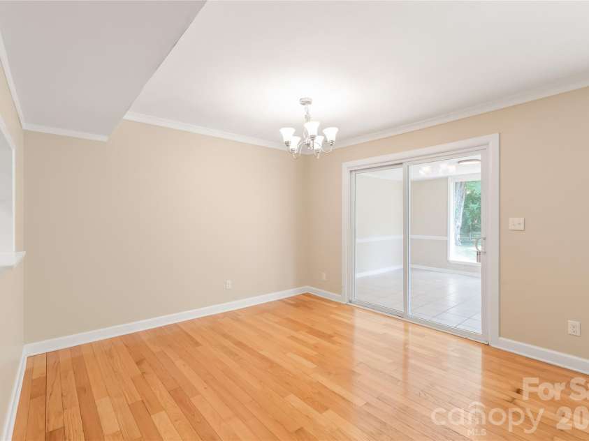 8410 Cricket Lake Drive, Charlotte, NC 28277.  MLS# CAR4399995, YatesRealty ID 35831. Dining Room w/ slider to Sunroom