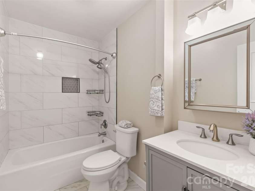 8410 Cricket Lake Drive, Charlotte, NC 28277.  MLS# CAR4399995, YatesRealty ID 35831. Guest Bathroom