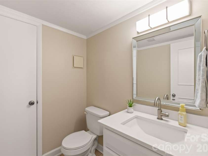 8410 Cricket Lake Drive, Charlotte, NC 28277.  MLS# CAR4399995, YatesRealty ID 35831. Half Bath