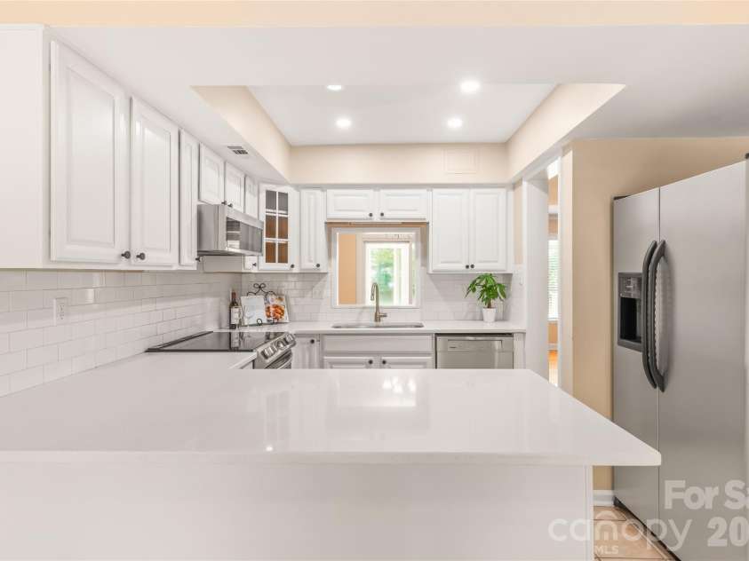 8410 Cricket Lake Drive, Charlotte, NC 28277.  MLS# CAR4399995, YatesRealty ID 35831. Kitchen Island
