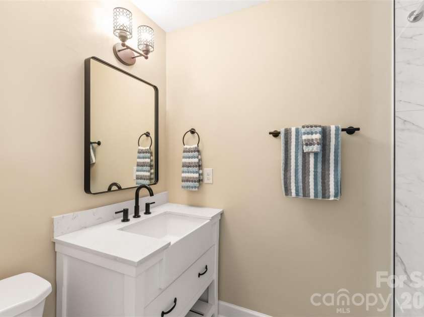 8410 Cricket Lake Drive, Charlotte, NC 28277.  MLS# CAR4399995, YatesRealty ID 35831. Primary Bathroom