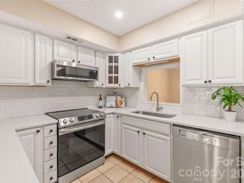 8410 Cricket Lake Drive, Charlotte, NC 28277.  MLS# CAR4399995, YatesRealty ID 35831. SS Appliances