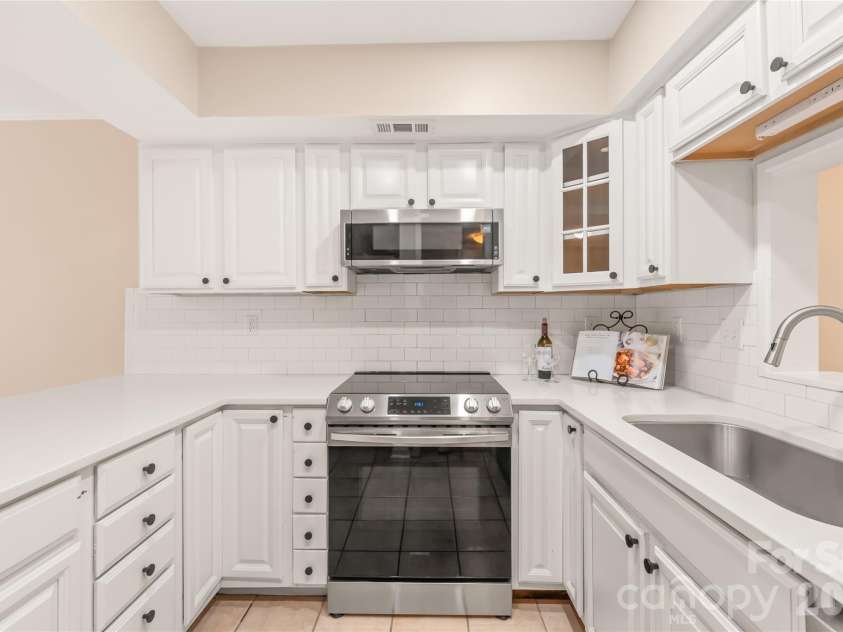 8410 Cricket Lake Drive, Charlotte, NC 28277.  MLS# CAR4399995, YatesRealty ID 35831. Updated Kitchen