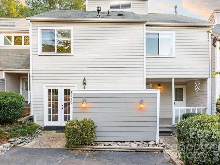 8410 Cricket Lake Drive, Charlotte, NC 28277.  MLS# CAR4399995, YatesRealty ID 35831. Welcome Home!