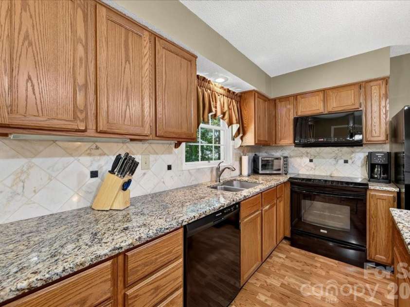 505 Glen Ellyn Court, Charlotte, NC 28213.  MLS# CAR4400624, YatesRealty ID 35834. 