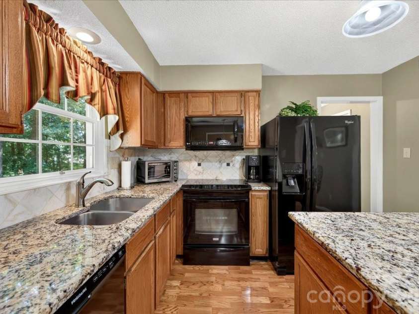 505 Glen Ellyn Court, Charlotte, NC 28213.  MLS# CAR4400624, YatesRealty ID 35834. 