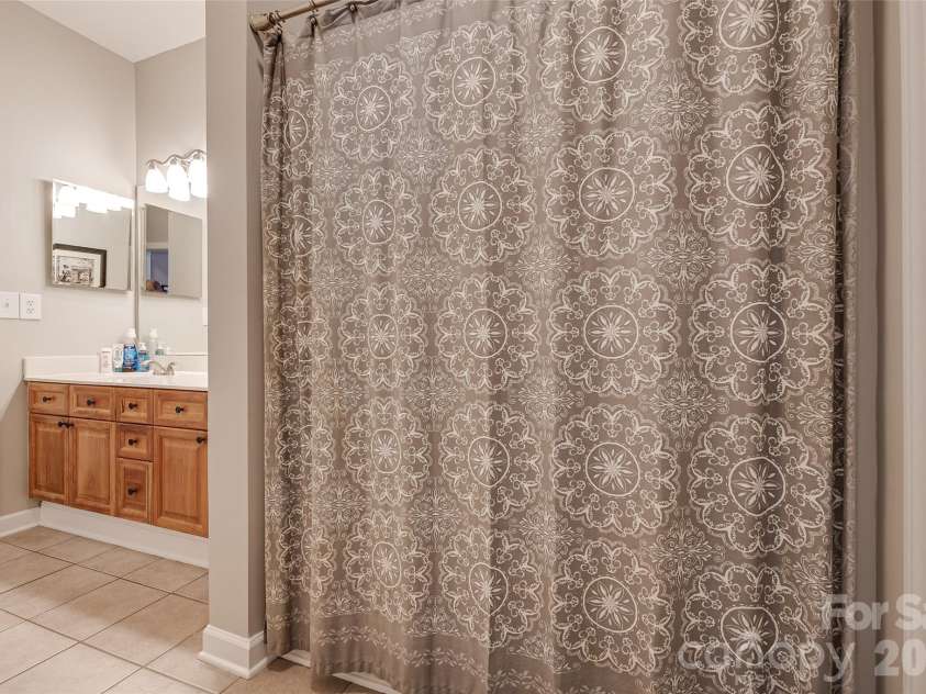 14427 Maclauren Lane, Huntersville, NC 28078.  MLS# CAR4400774, YatesRealty ID 35836. Upstairs full bathroom