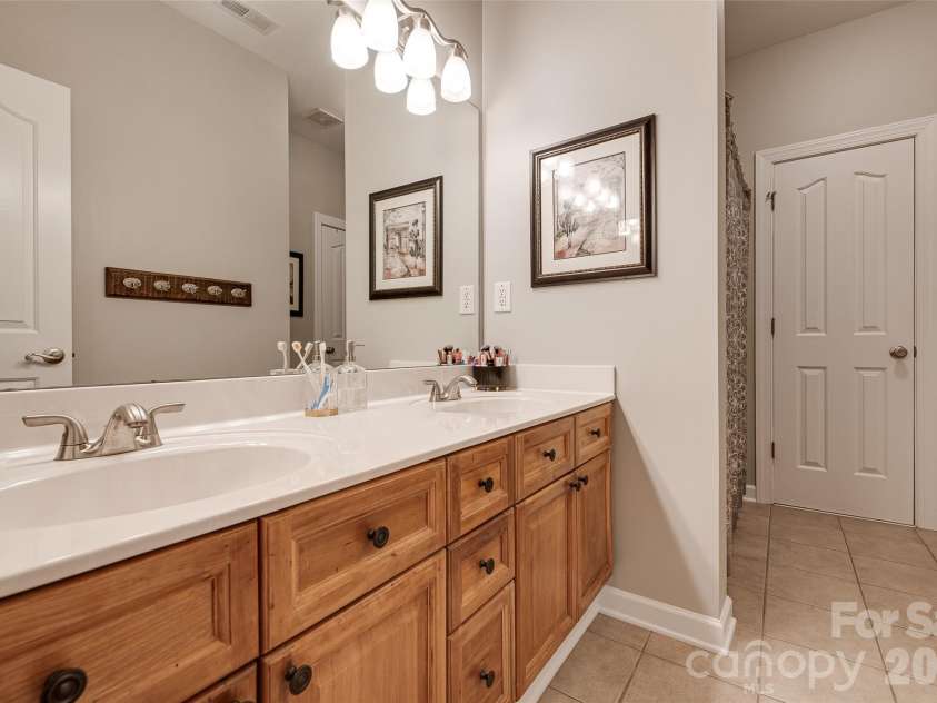 14427 Maclauren Lane, Huntersville, NC 28078.  MLS# CAR4400774, YatesRealty ID 35836. Upstairs full bathroom