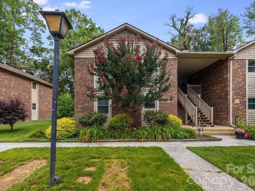 1325 4th Avenue, Hendersonville, NC 28739.  MLS# CAR4399110, YatesRealty ID 35837. 