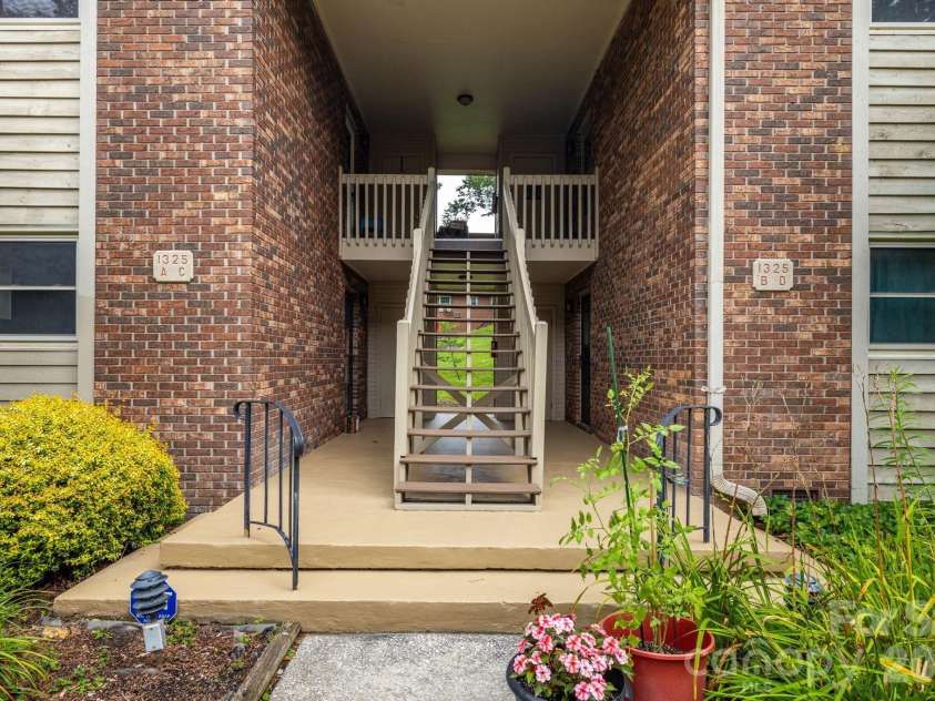 1325 4th Avenue, Hendersonville, NC 28739.  MLS# CAR4399110, YatesRealty ID 35837. 