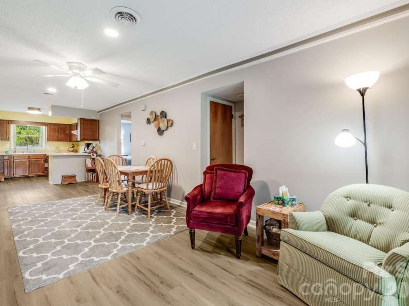 1325 4th Avenue, Hendersonville, NC 28739.  MLS# CAR4399110, YatesRealty ID 35837. 