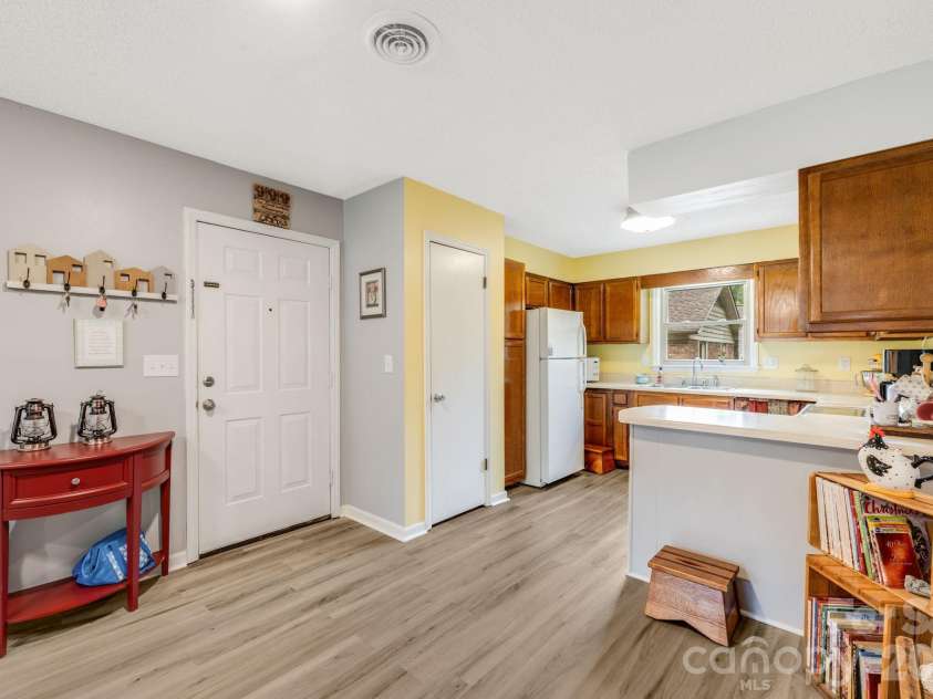 1325 4th Avenue, Hendersonville, NC 28739.  MLS# CAR4399110, YatesRealty ID 35837. 