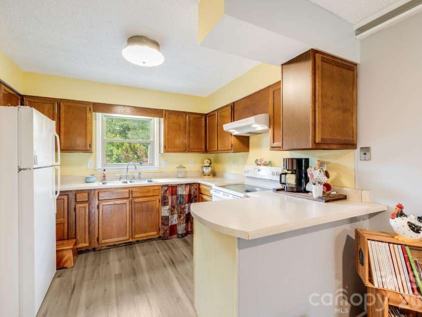 1325 4th Avenue, Hendersonville, NC 28739.  MLS# CAR4399110, YatesRealty ID 35837. 