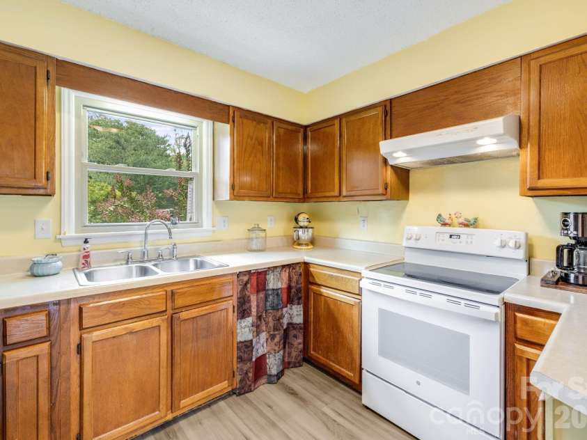 1325 4th Avenue, Hendersonville, NC 28739.  MLS# CAR4399110, YatesRealty ID 35837. 