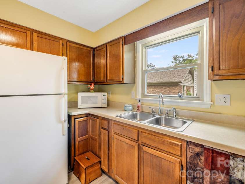 1325 4th Avenue, Hendersonville, NC 28739.  MLS# CAR4399110, YatesRealty ID 35837. 