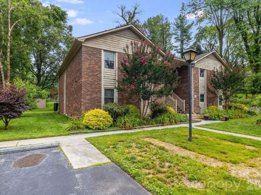 1325 4th Avenue, Hendersonville, NC 28739.  MLS# CAR4399110, YatesRealty ID 35837. 
