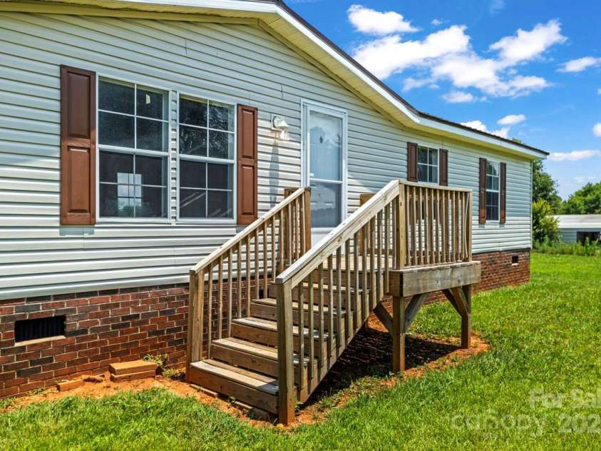 1133 Lynn Lane, Catawba, NC 28609.  MLS# CAR4275480, YatesRealty ID 3584. Front entrance