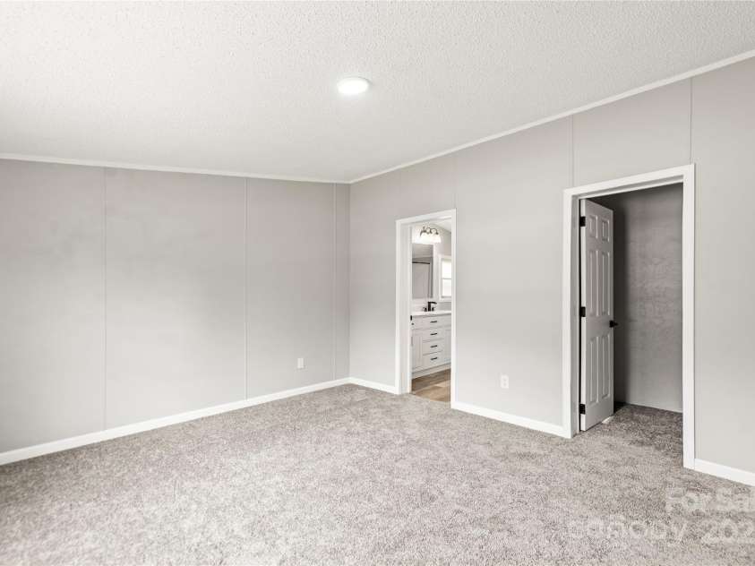 1133 Lynn Lane, Catawba, NC 28609.  MLS# CAR4275480, YatesRealty ID 3584. Walk in closet