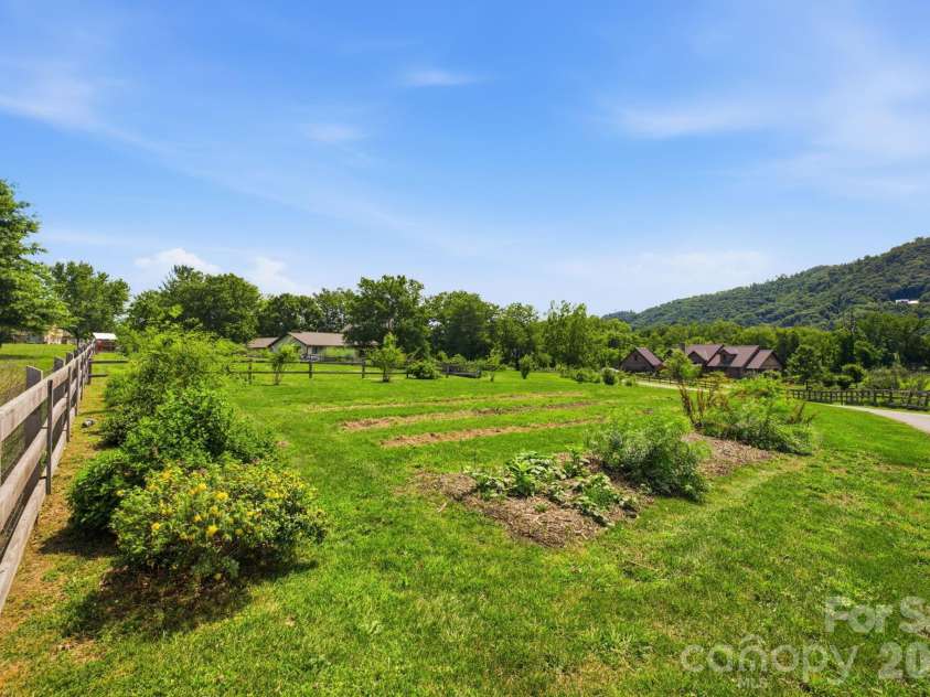 114 Cane Creek Ranch Drive, Fletcher, NC 28732.  MLS# CAR4395203, YatesRealty ID 35841. Garden beds