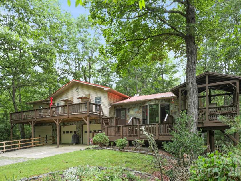 154 Hondah Boulevard, Brevard, NC 28712.  MLS# CAR4401887, YatesRealty ID 35842. 