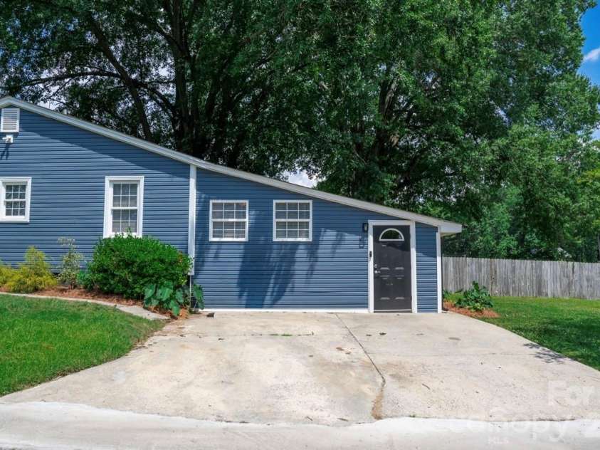 1215 Fourth Avenue, Gastonia, NC 28052.  MLS# CAR4385031, YatesRealty ID 35843. 
