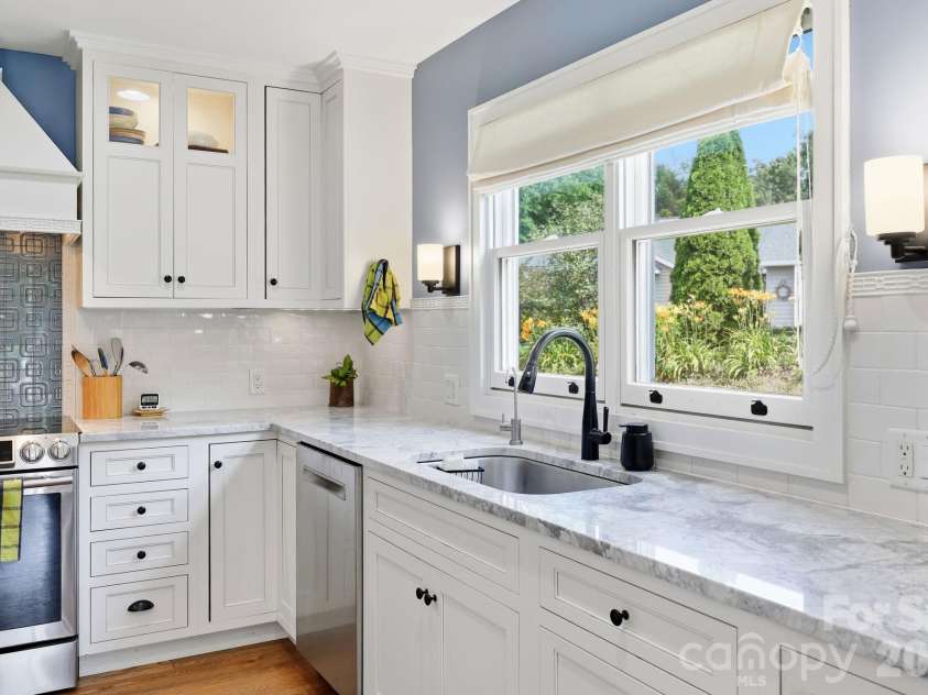 41 Cedarcliff Circle, Asheville, NC 28803.  MLS# CAR4399583, YatesRealty ID 35844. 