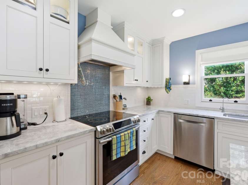 41 Cedarcliff Circle, Asheville, NC 28803.  MLS# CAR4399583, YatesRealty ID 35844. 