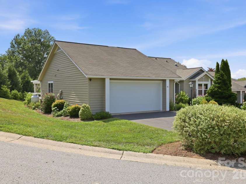 41 Cedarcliff Circle, Asheville, NC 28803.  MLS# CAR4399583, YatesRealty ID 35844. 