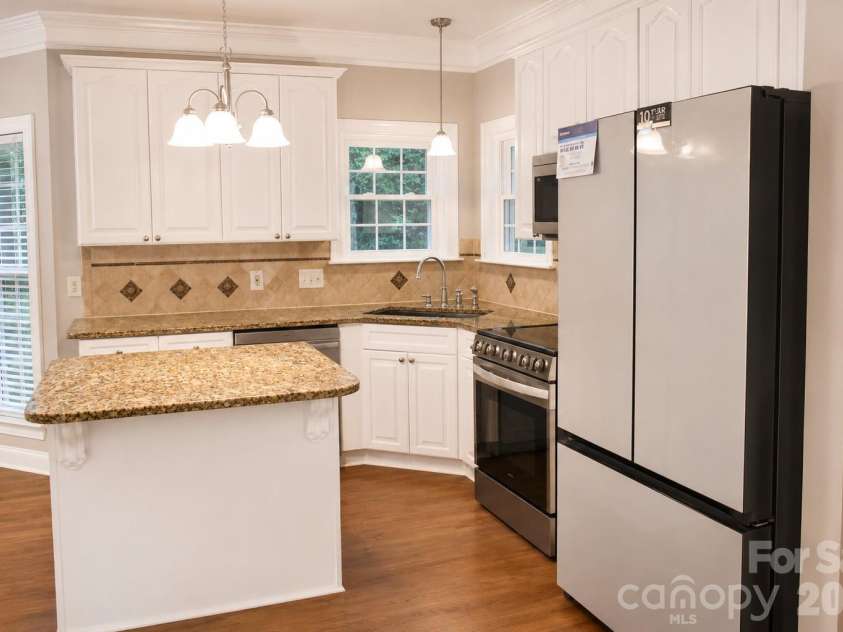 1914 Grigg Lane, Waxhaw, NC 28173.  MLS# CAR4394794, YatesRealty ID 35846. Kitchen