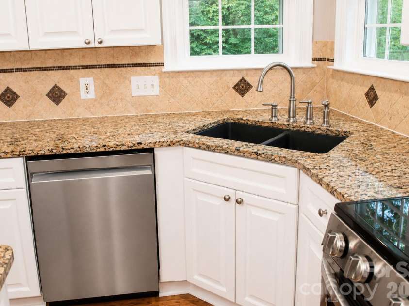 1914 Grigg Lane, Waxhaw, NC 28173.  MLS# CAR4394794, YatesRealty ID 35846. Kitchen