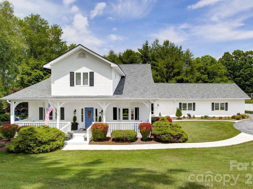 100 Perry Place, Hendersonville, NC 28739.  MLS# CAR4389206, YatesRealty ID 35848. 