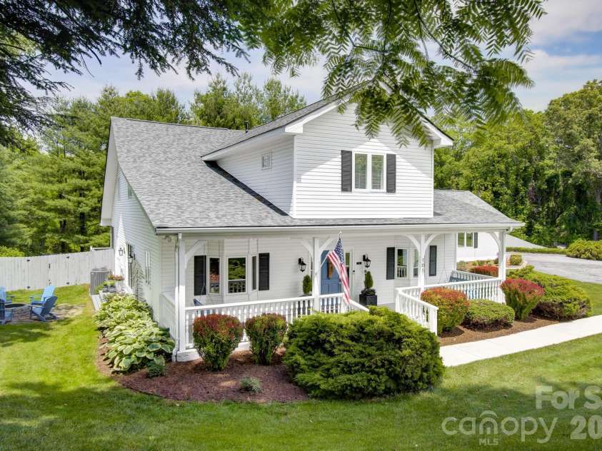 100 Perry Place, Hendersonville, NC 28739.  MLS# CAR4389206, YatesRealty ID 35848. 